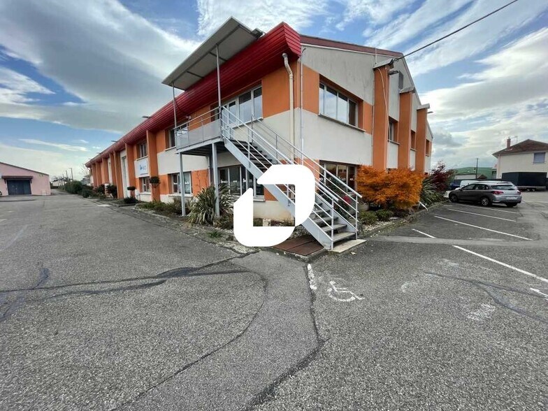 Office in Décines-Charpieu to rent - Building Photo - Image 1 of 14