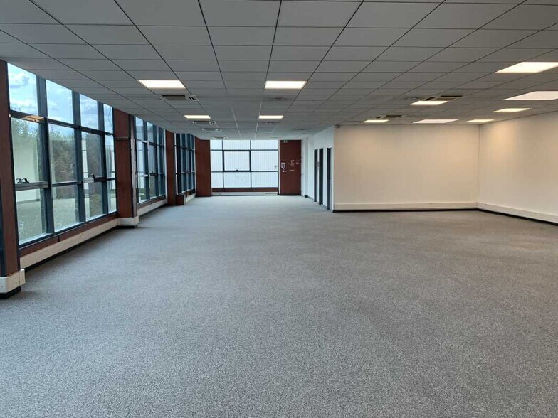 Office in Noisy-le-Sec to rent - Interior Photo - Image 2 of 5