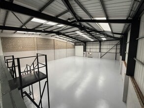 Avenue Two, Witney to rent Interior Photo- Image 2 of 9