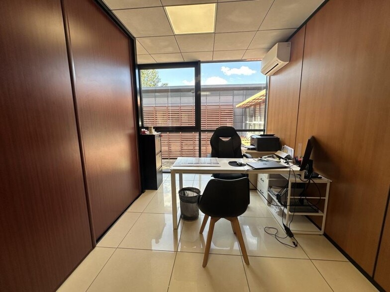 1 Rond-Point De La Résistance, Saint-Jean to rent - Interior Photo - Image 2 of 4