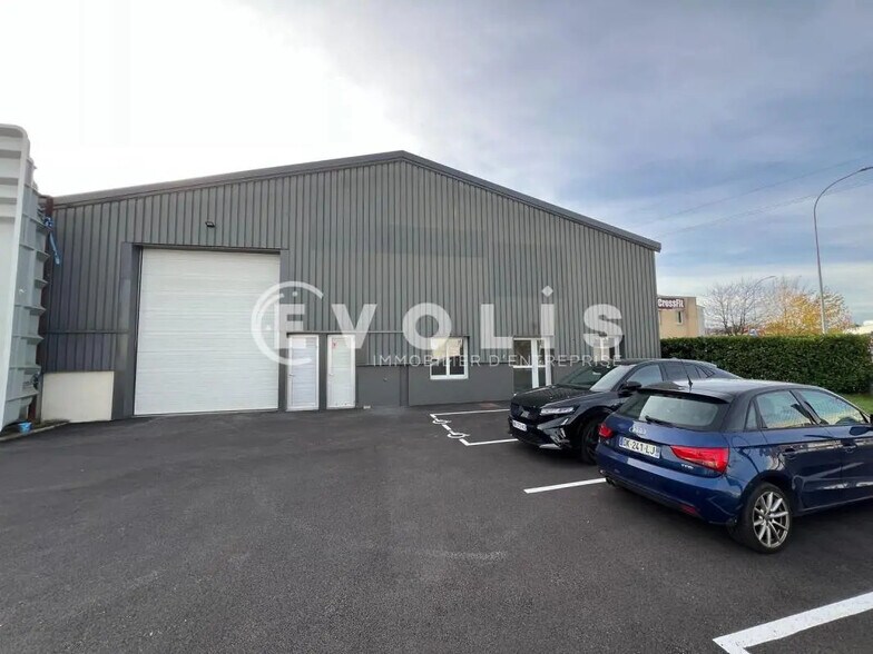 Office in Villefranche-sur-Saône to rent - Building Photo - Image 1 of 10