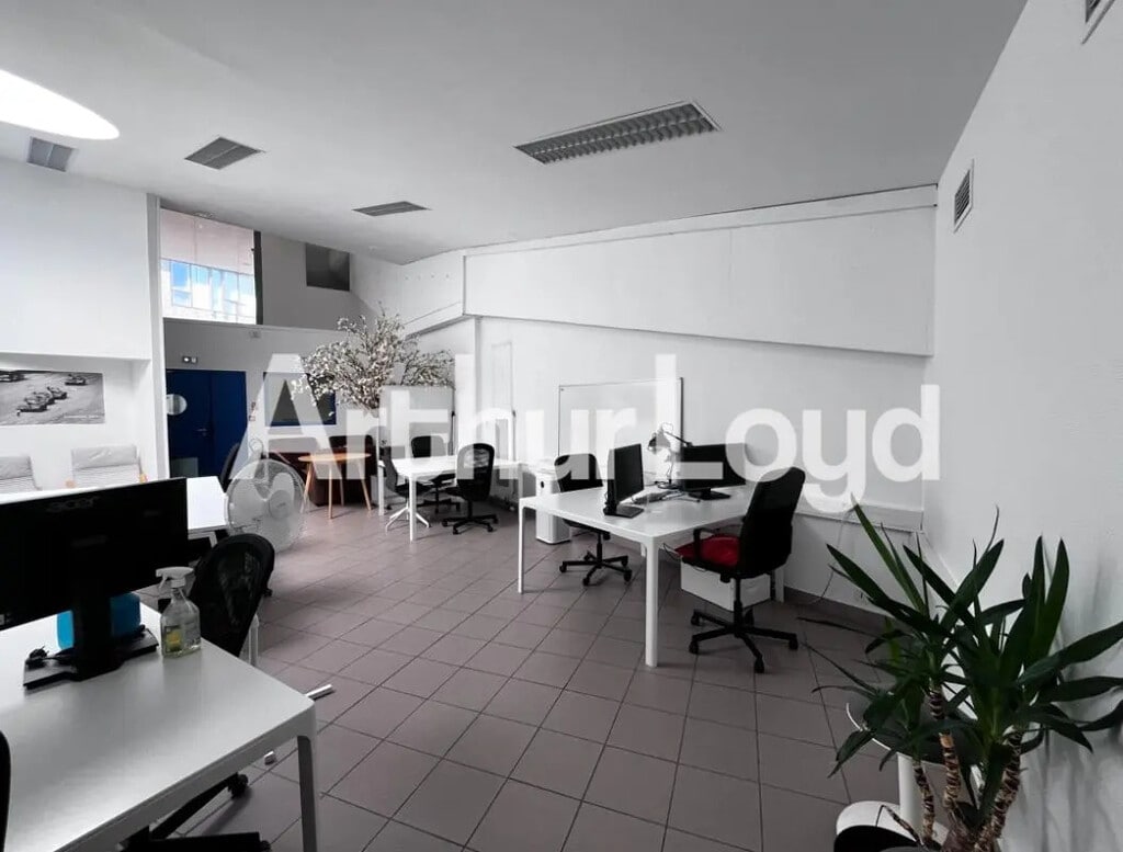 Location Bureaux 761 m² - Photo 1