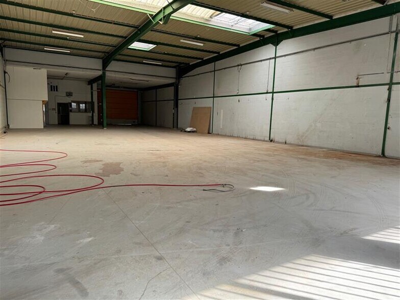 Light Industrial in Lognes to rent - Interior Photo - Image 3 of 3