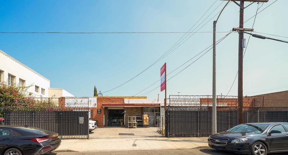 233 W 33rd St, Los Angeles, CA for sale - Building Photo - Image 1 of 9