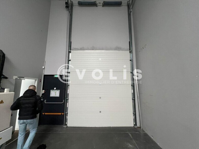 Rue Jacquard, Chassieu to rent - Building Photo - Image 3 of 10