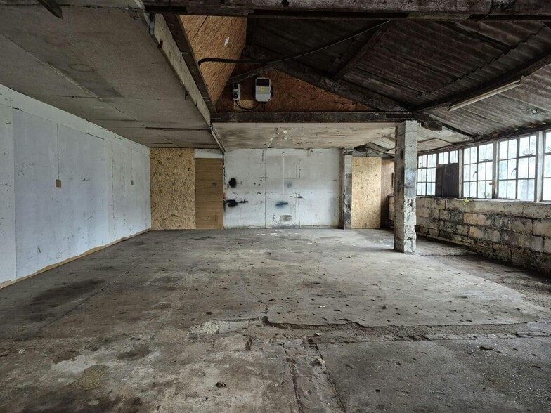 Lyndhurst Rd, Christchurch to rent - Building Photo - Image 2 of 12