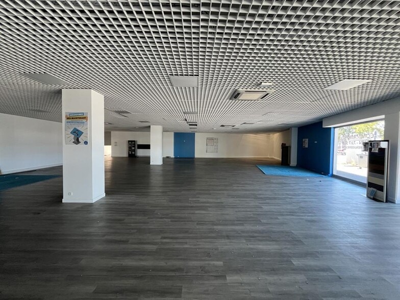 Retail in La Garde to rent - Interior Photo - Image 2 of 7