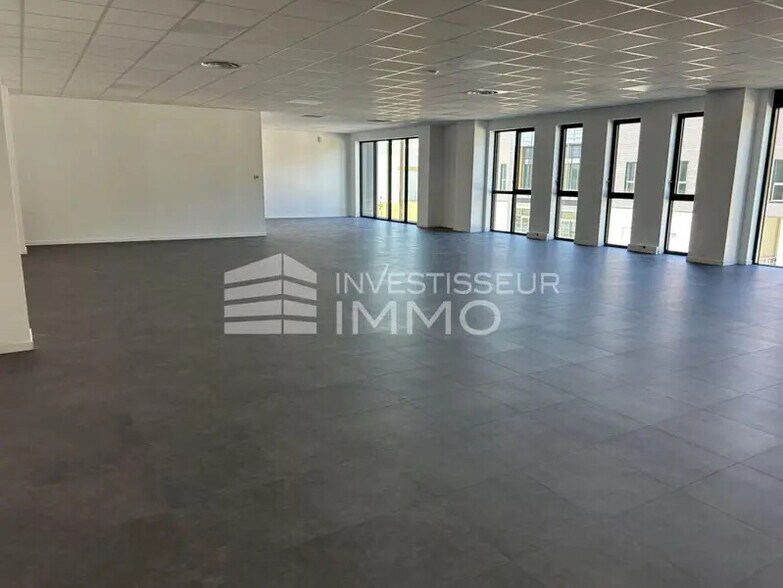 Light Industrial in Wissous to rent - Interior Photo - Image 2 of 4