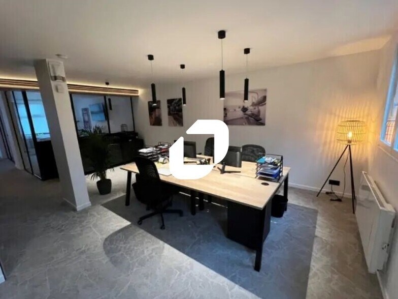Office in Montrouge to rent - Interior Photo - Image 2 of 8