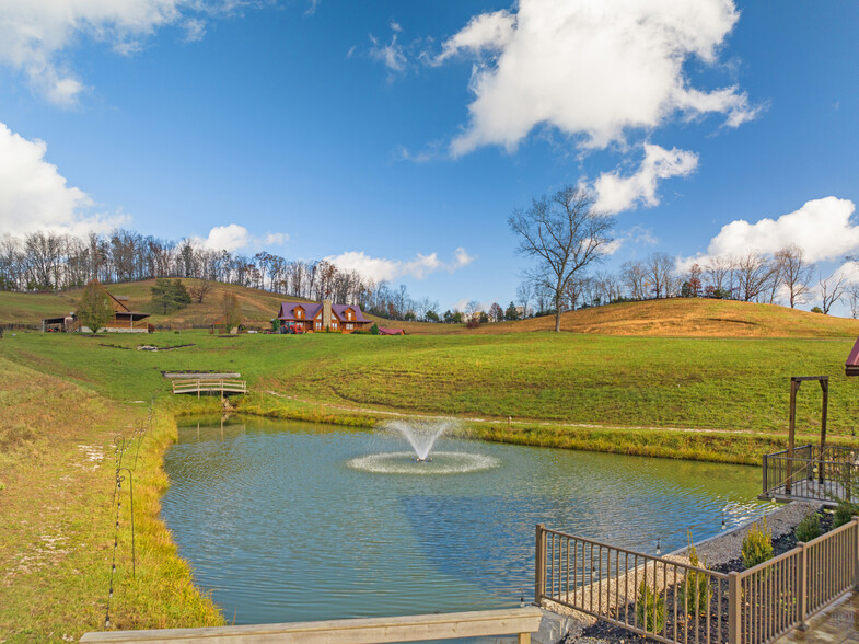 2374 Murphy Fork Rd, Hazel Green, KY for sale - Building Photo - Image 3 of 118