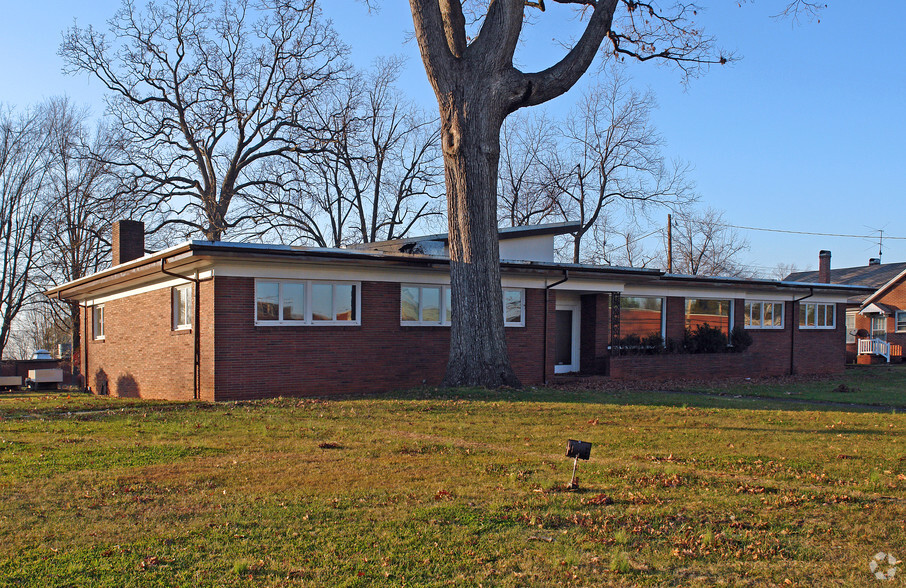 912 N Main Ave, Newton, NC for sale - Building Photo - Image 2 of 4