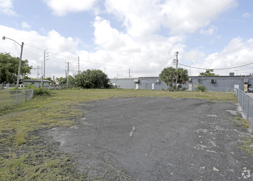 655 NW 136th St, North Miami, FL for sale - Primary Photo - Image 2 of 4