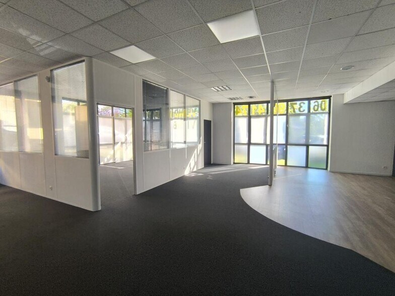 Office in SAINT-DIDIER-AU-MONT-D'OR for sale - Interior Photo - Image 2 of 3