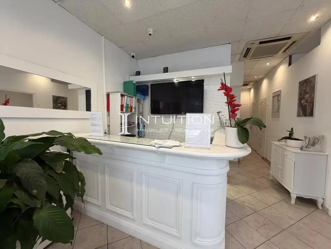 Retail in Cannes for sale Interior Photo- Image 1 of 25