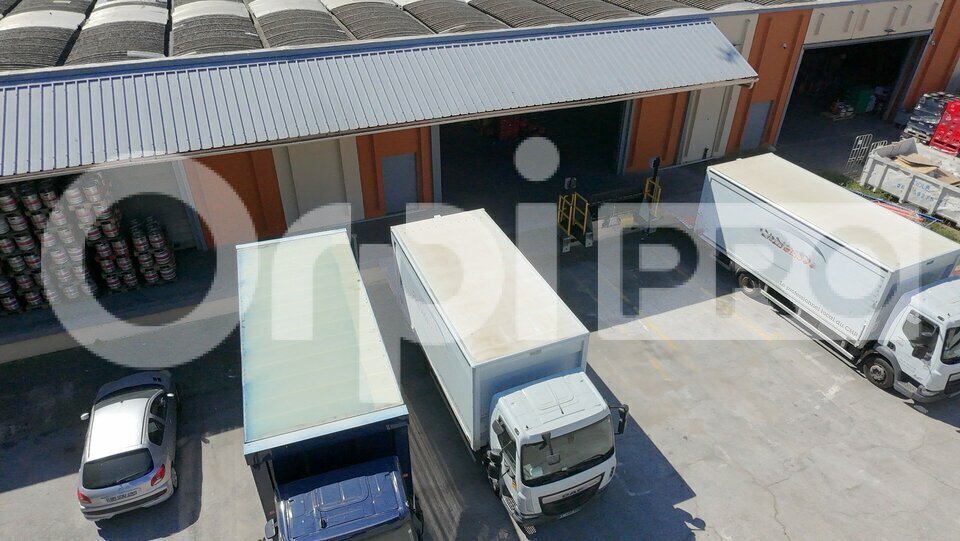 Industrial in Marseille to rent - Building Photo - Image 2 of 12