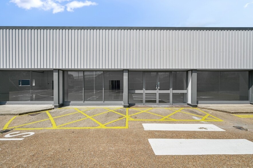 1 Carlton Rd, Ashford to rent - Building Photo - Image 3 of 13