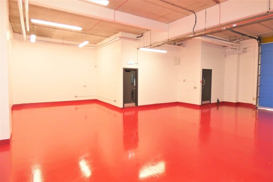 Ryan Dr, Brentford to rent - Interior Photo - Image 3 of 10