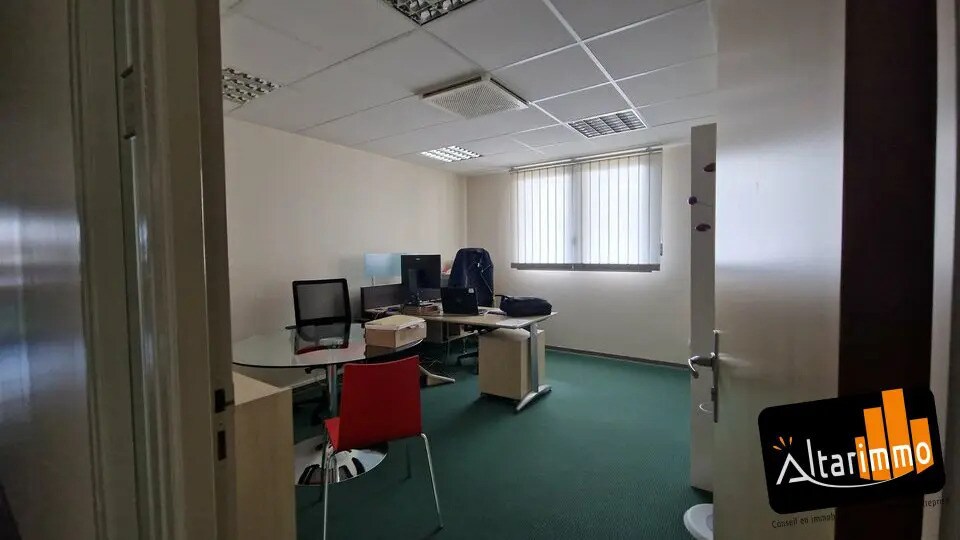 Office in Chartres to rent - Interior Photo - Image 2 of 14