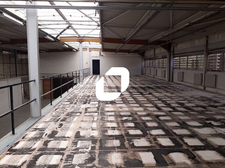 Light Industrial in Plaisir to rent - Interior Photo - Image 2 of 8