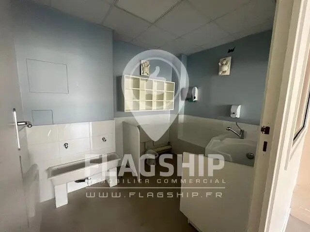 Retail in Ivry-sur-Seine to rent - Interior Photo - Image 2 of 4