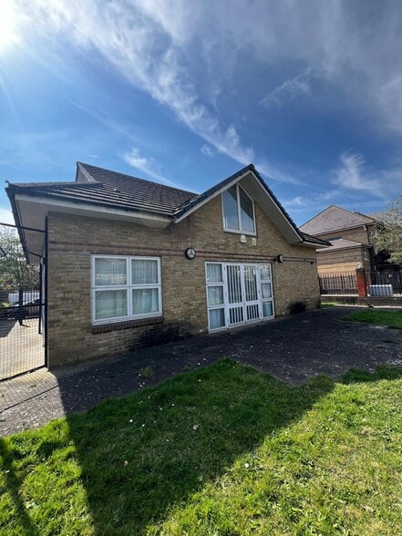 1 Teck Close, Isleworth to rent - Primary Photo - Image 1 of 19