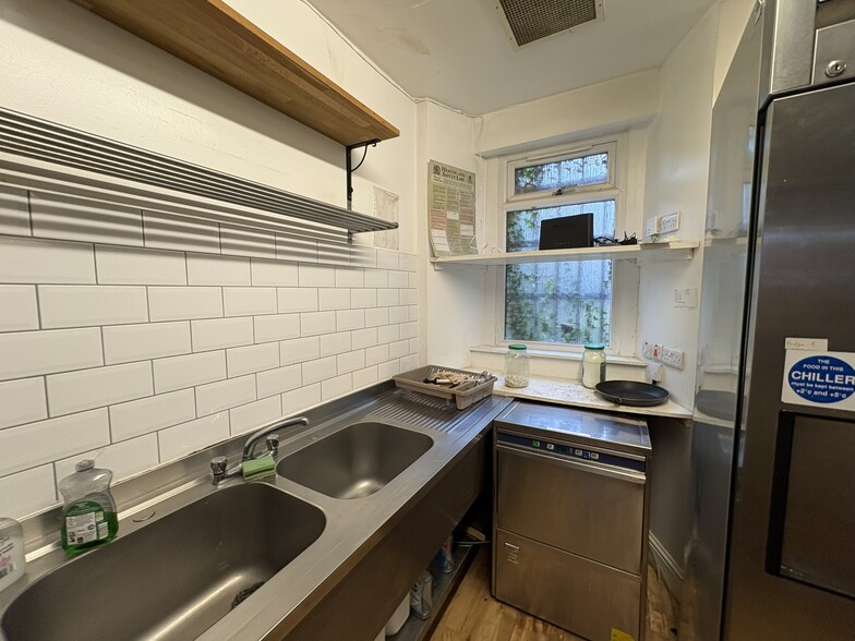 324 Morningside Rd, Edinburgh to rent - Building Photo - Image 2 of 8