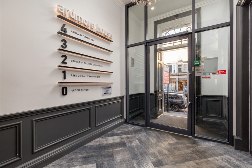 40-42 George St, Edinburgh to rent - Interior Photo - Image 2 of 16