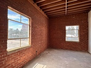 1327 S Olive St, Los Angeles, CA to rent Interior Photo- Image 2 of 24