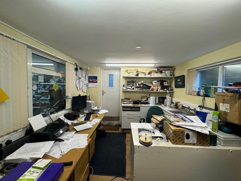 57 Broad St, Blaenavon for sale - Interior Photo - Image 3 of 20