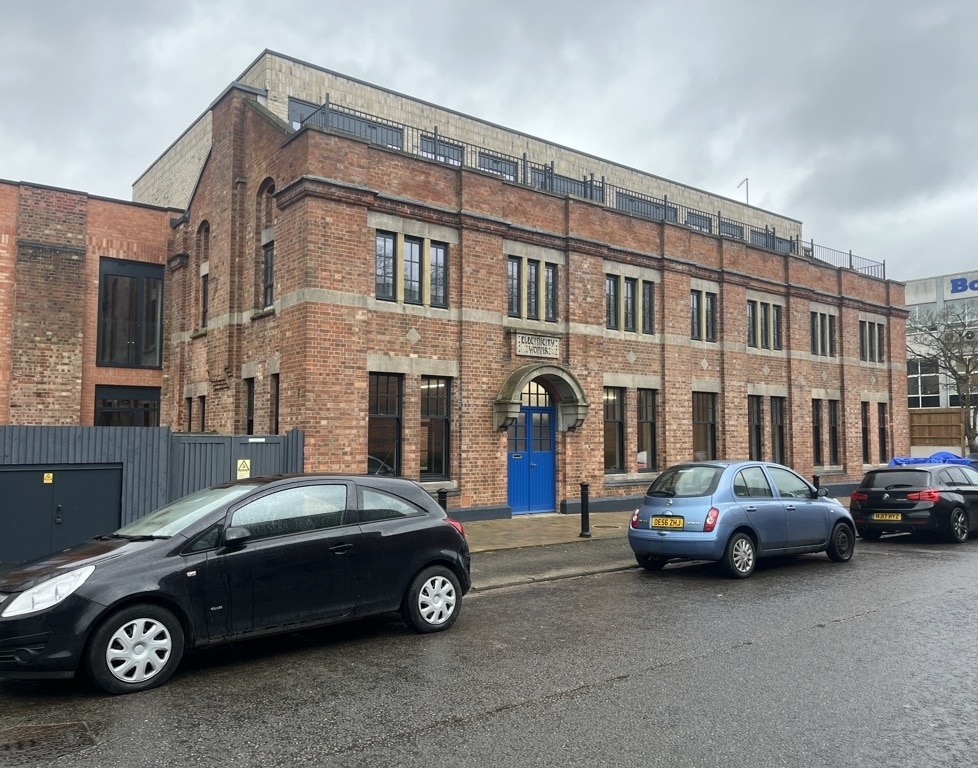 Campfield Rd, St Albans to rent Building Photo- Image 1 of 3