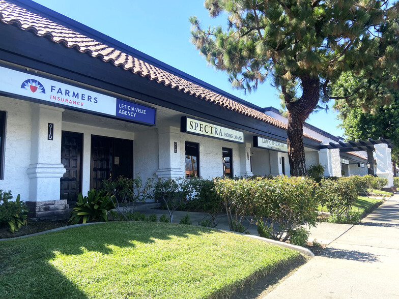 925-957 N Grand Ave, Covina, CA for rent - Building Photo - Image 2 of 7