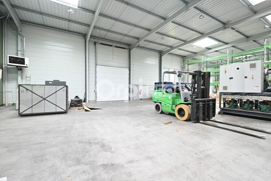 Light Industrial in Marennes to rent - Interior Photo - Image 2 of 12