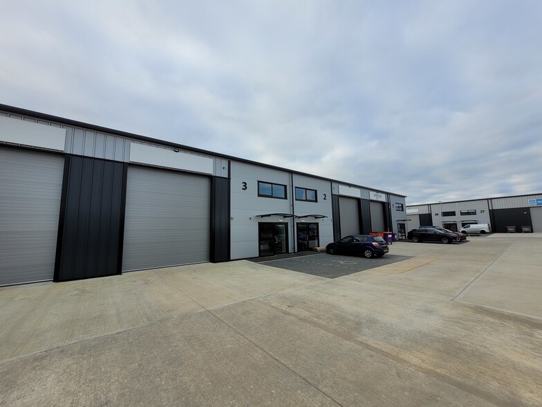 1-5 Axus Close, Biggleswade for rent - Building Photo - Image 2 of 6