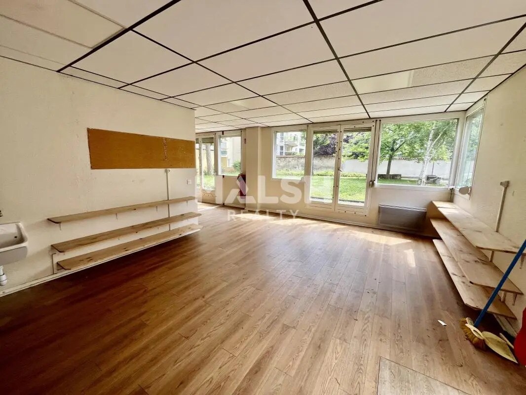 Retail in Lyon to rent Interior Photo- Image 1 of 7