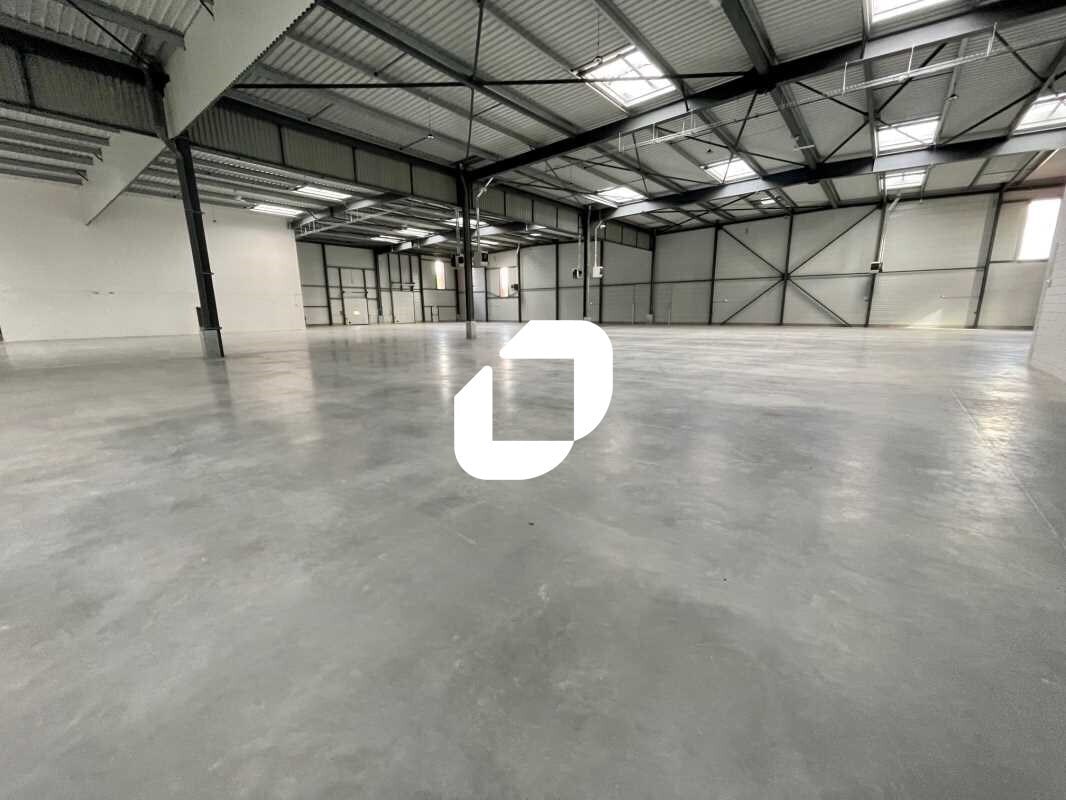 Light Industrial in Le Thillay to rent Interior Photo- Image 1 of 9