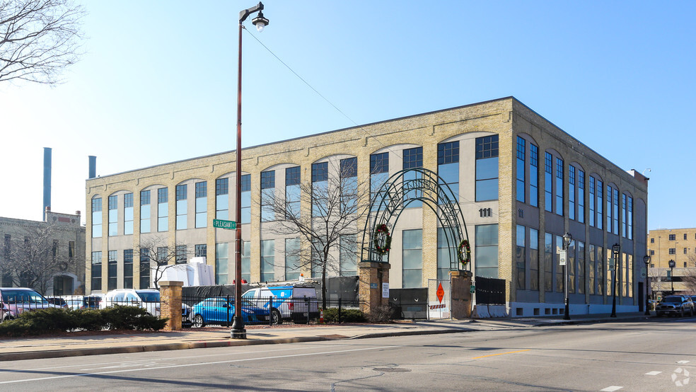 111 W Pleasant St, Milwaukee, WI for rent - Building Photo - Image 1 of 6