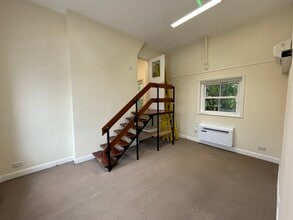 Grand Dr, Raynes Park to rent Interior Photo- Image 2 of 2