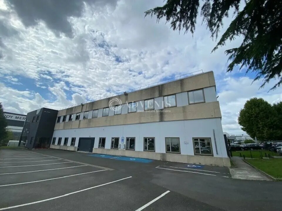 Light Industrial in Nanterre to rent Building Photo- Image 1 of 12