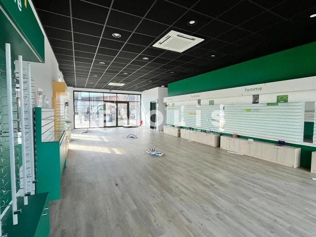Location Commerce 187 m² à 6 698 m²