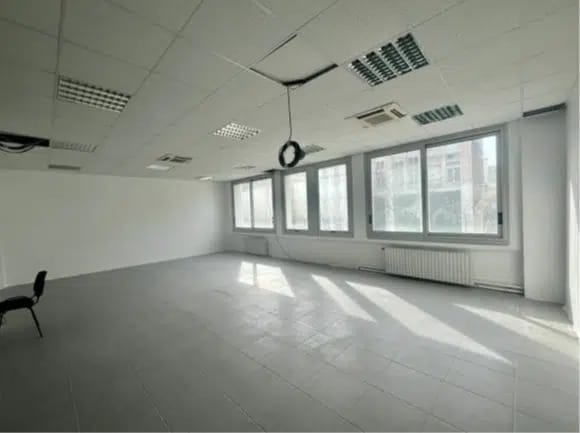 Location Bureaux 110 m² - Photo 1