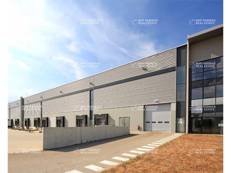 Industrial in Saint-Quentin-Fallavier to rent - Building Photo - Image 2 of 3