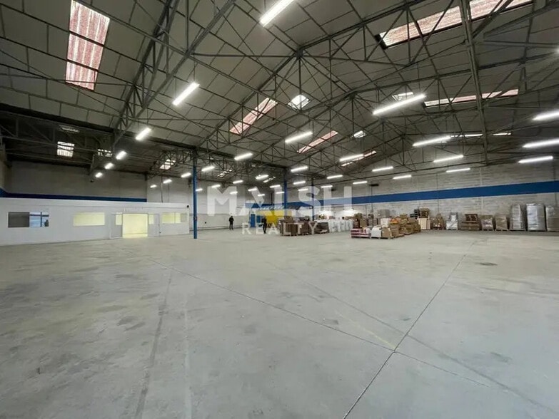 Light Industrial in Vaulx-en-Velin to rent - Interior Photo - Image 3 of 7