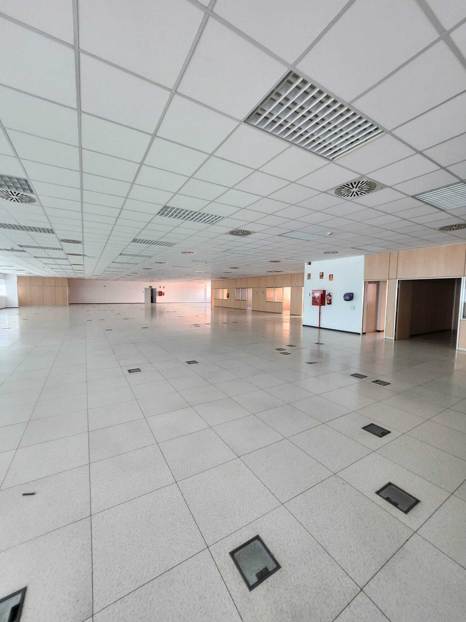 Office in Sant Esteve Sesrovires, Barcelona to rent Interior Photo- Image 1 of 38