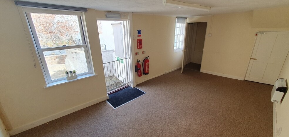 36 The Terrace, Torquay to rent - Building Photo - Image 2 of 4