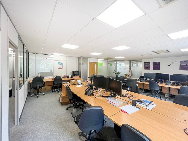 Dogflud Way, Farnham to rent - Interior Photo - Image 3 of 8