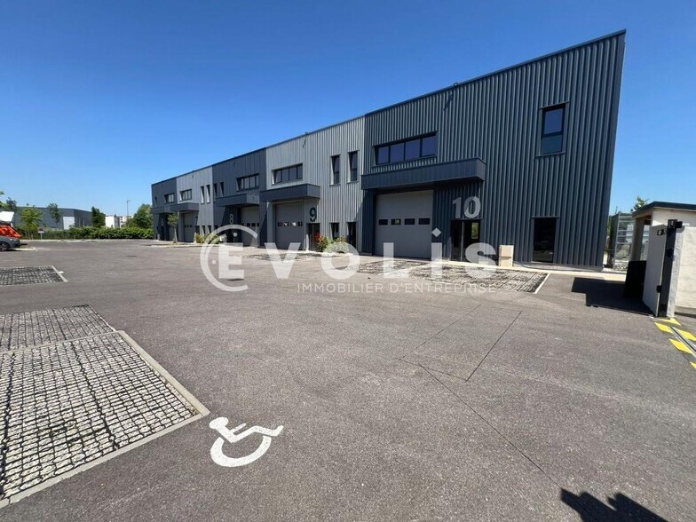 15 Rue Georges Charpak, Bourgoin-Jallieu to rent - Building Photo - Image 3 of 21