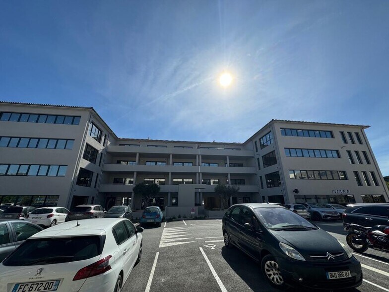 Office in Aubagne to rent - Building Photo - Image 3 of 7