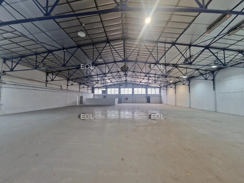 Light Industrial in Nanterre to rent - Building Photo - Image 2 of 8