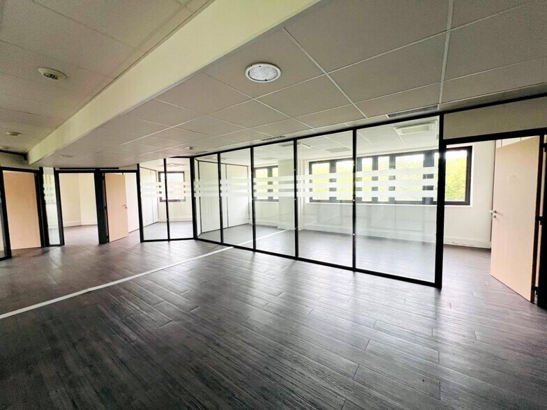 Office in Montigny-le-Bretonneux to rent - Interior Photo - Image 3 of 32
