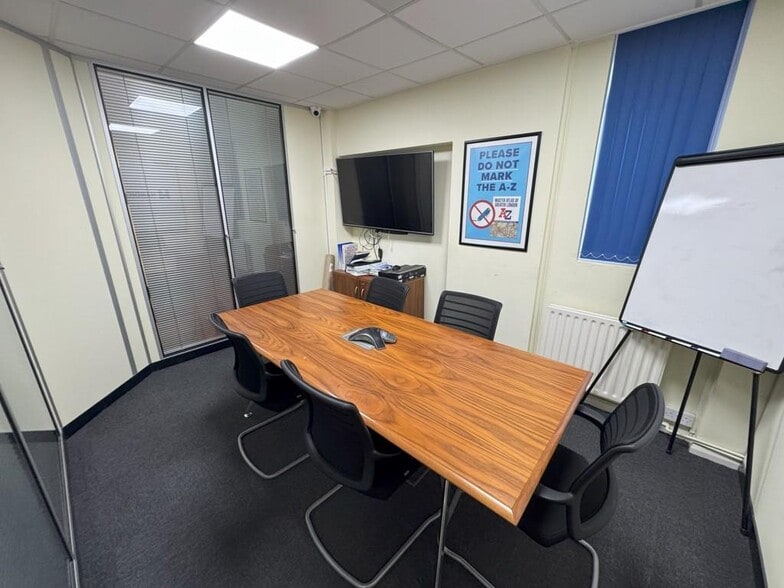 94 Lee High Rd, London to rent - Building Photo - Image 3 of 12